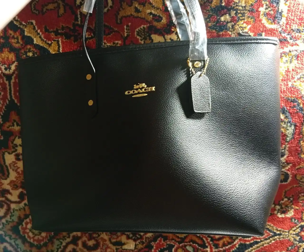 Сумка Coach черная на молнии с принтом и брелоками