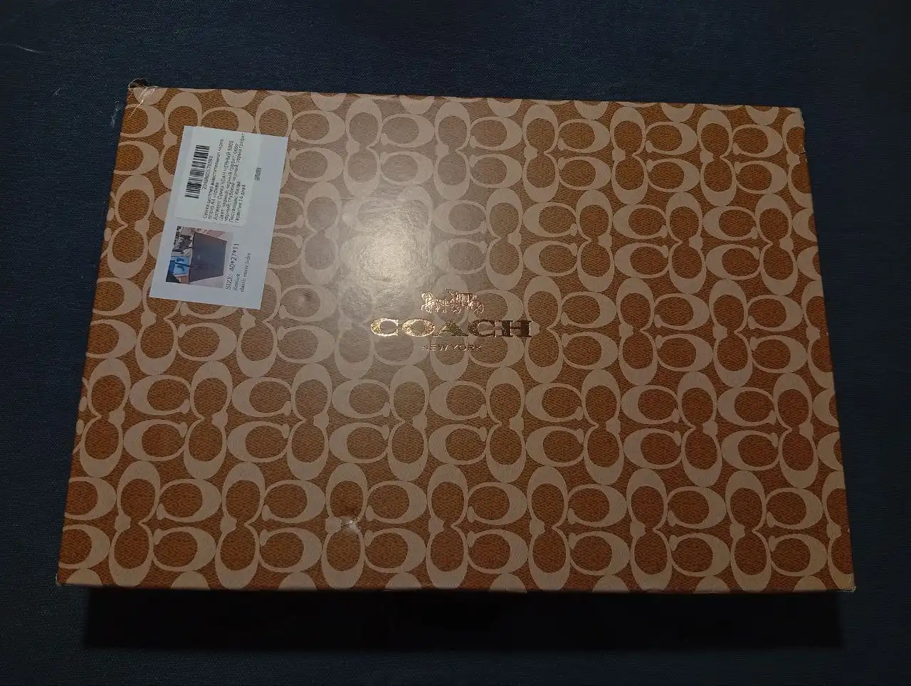 Сумка Coach черная на молнии с принтом и брелоками