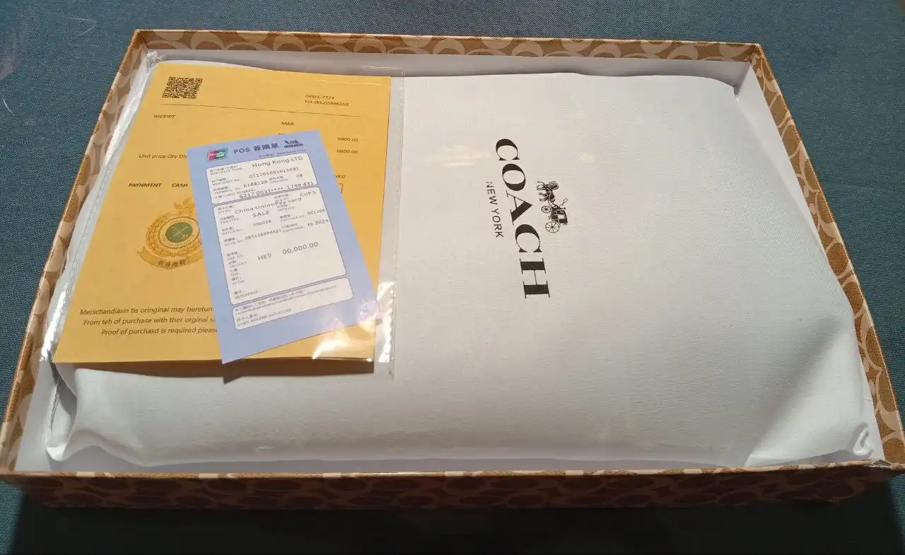 Сумка Coach черная на молнии с принтом и брелоками