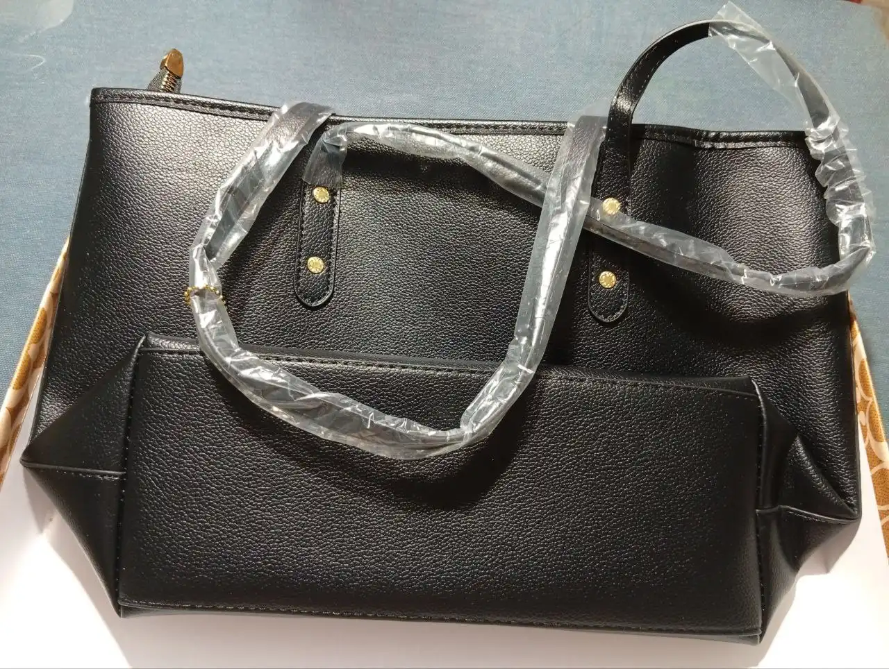 Сумка Coach черная на молнии с принтом и брелоками