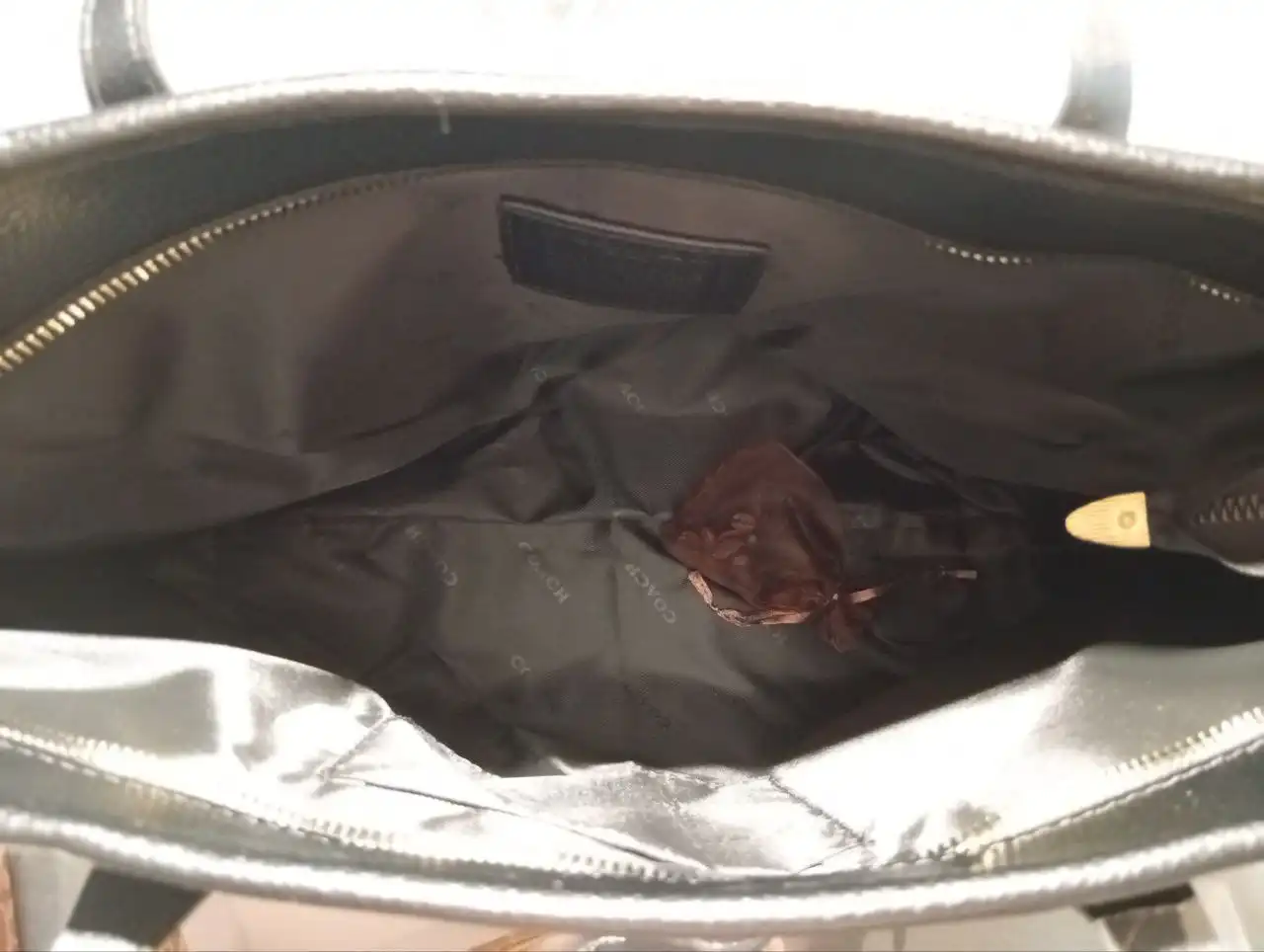 Сумка Coach черная на молнии с принтом и брелоками