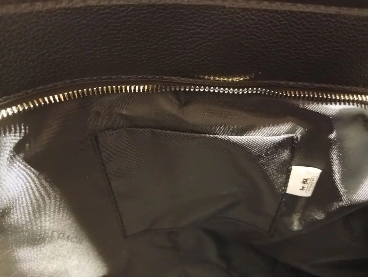 Сумка Coach черная на молнии с принтом и брелоками