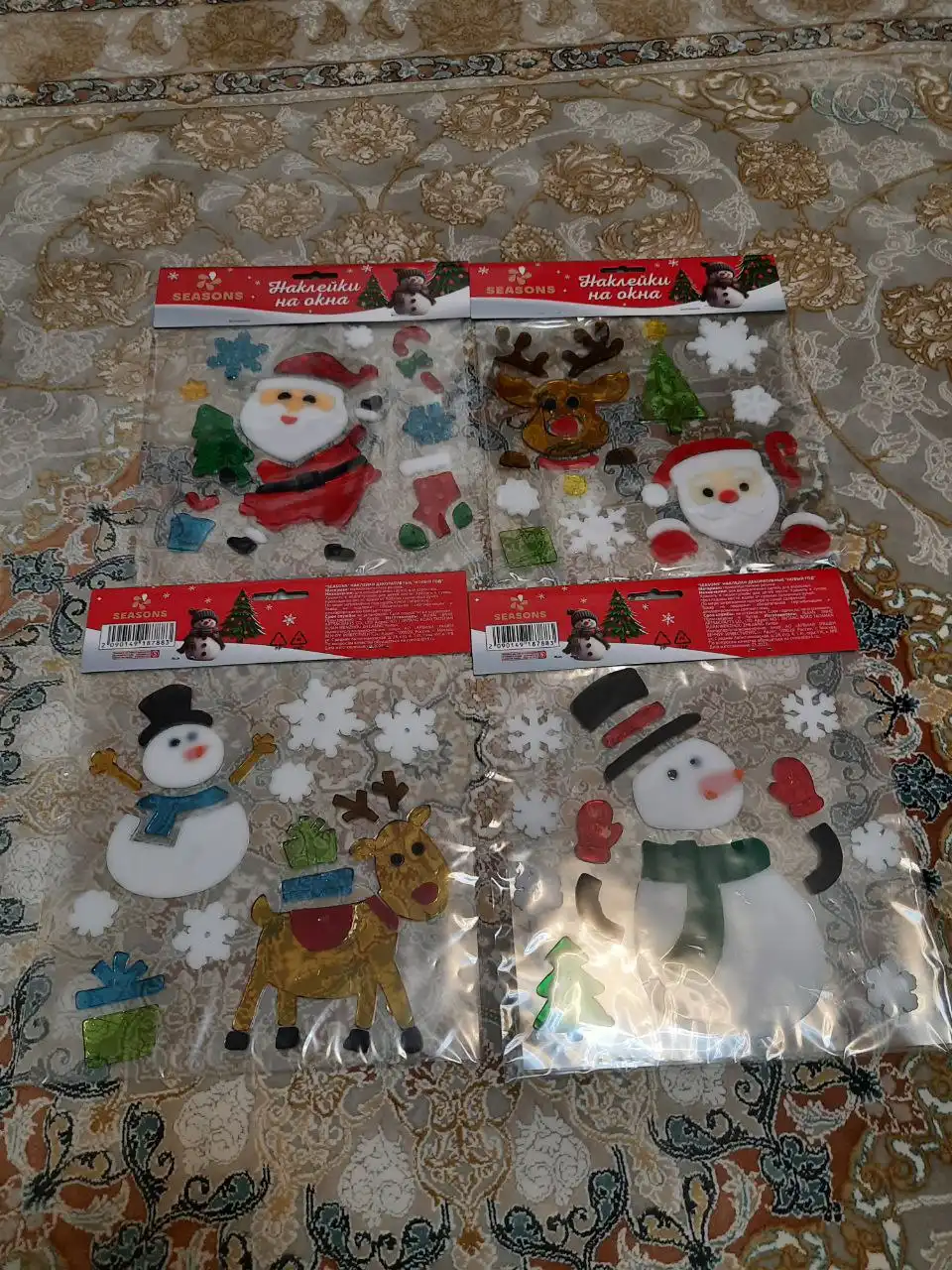 Новогодние украшения и наклейки