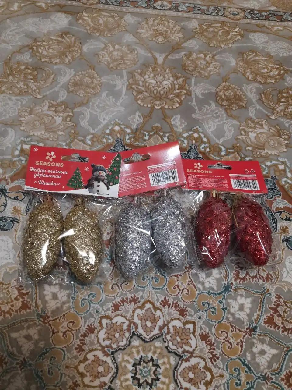 Новогодние украшения и наклейки