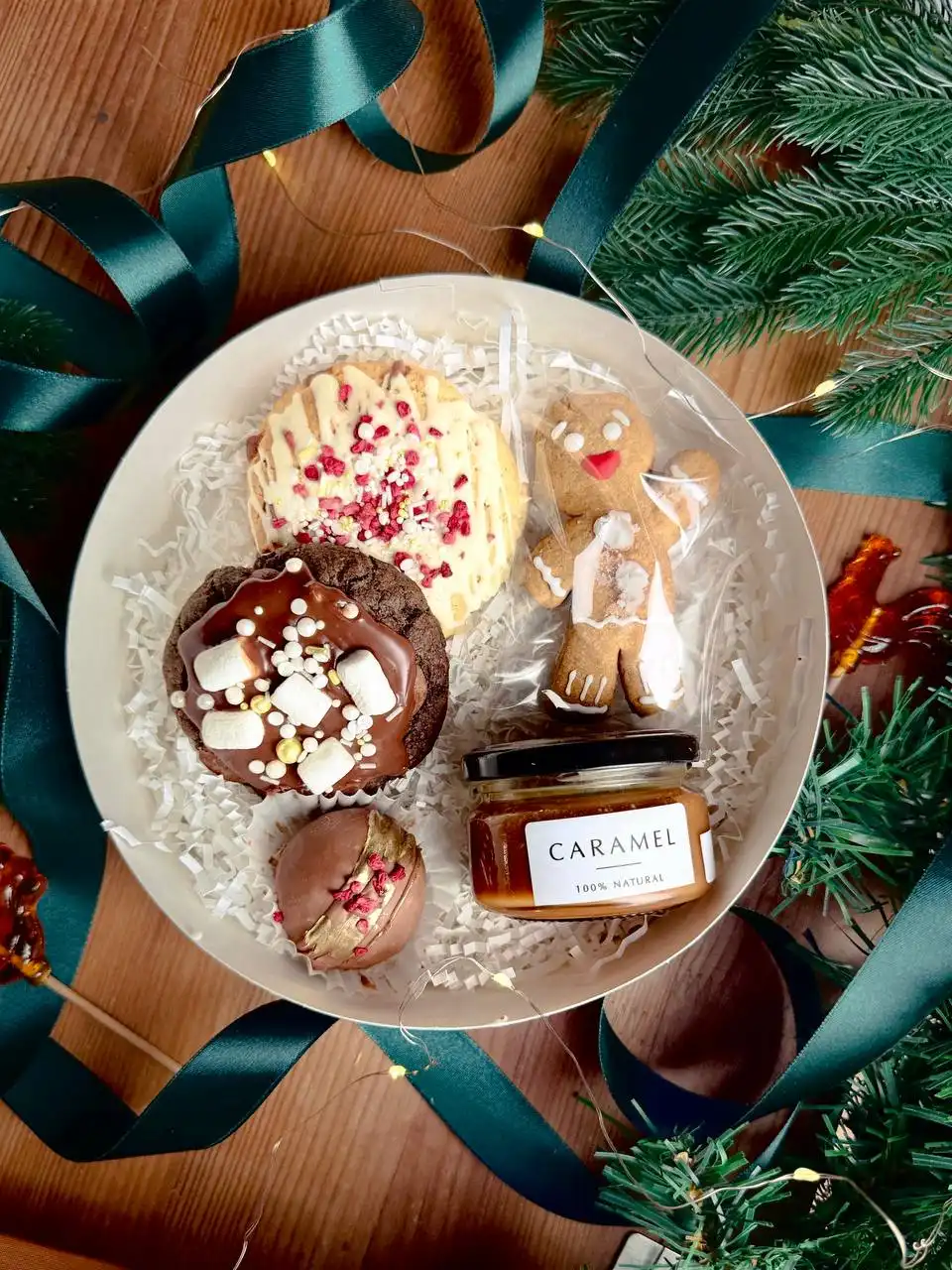 Новогодние сладкие наборы и торты ручной работы