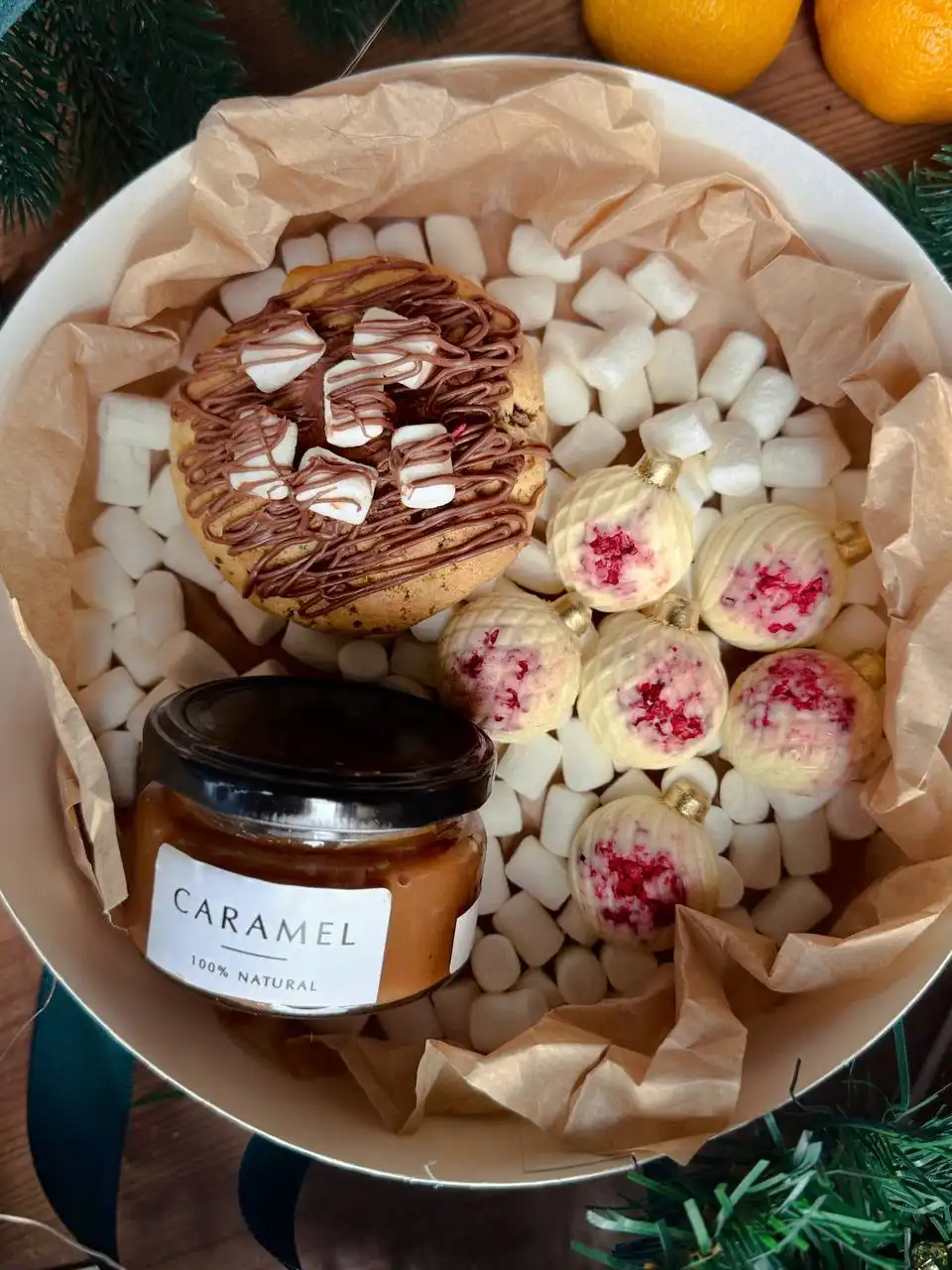 Новогодние сладкие наборы и торты ручной работы