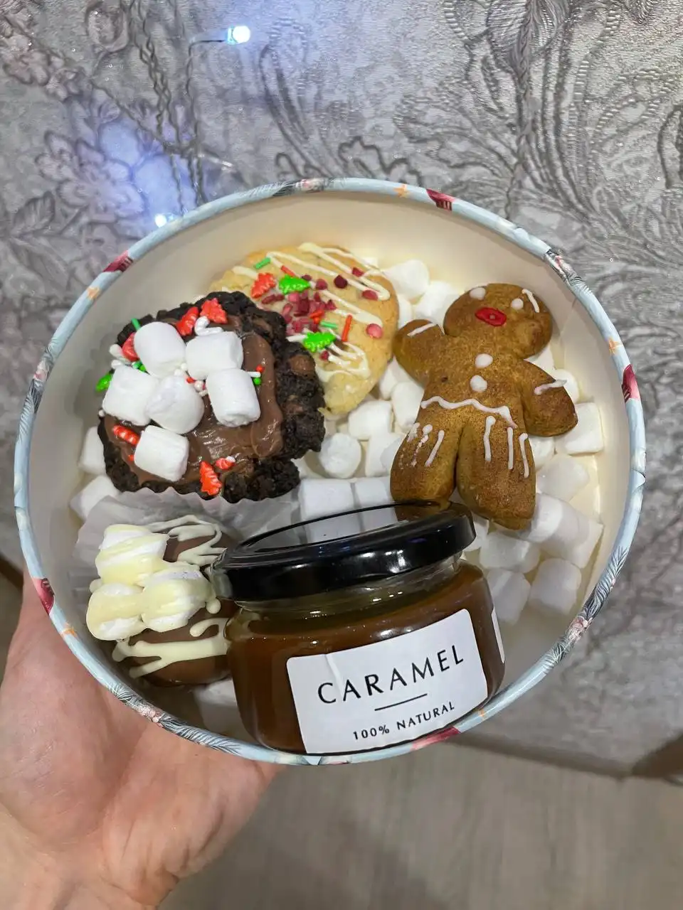 Продажа бенто с грецким орехом и карамелью