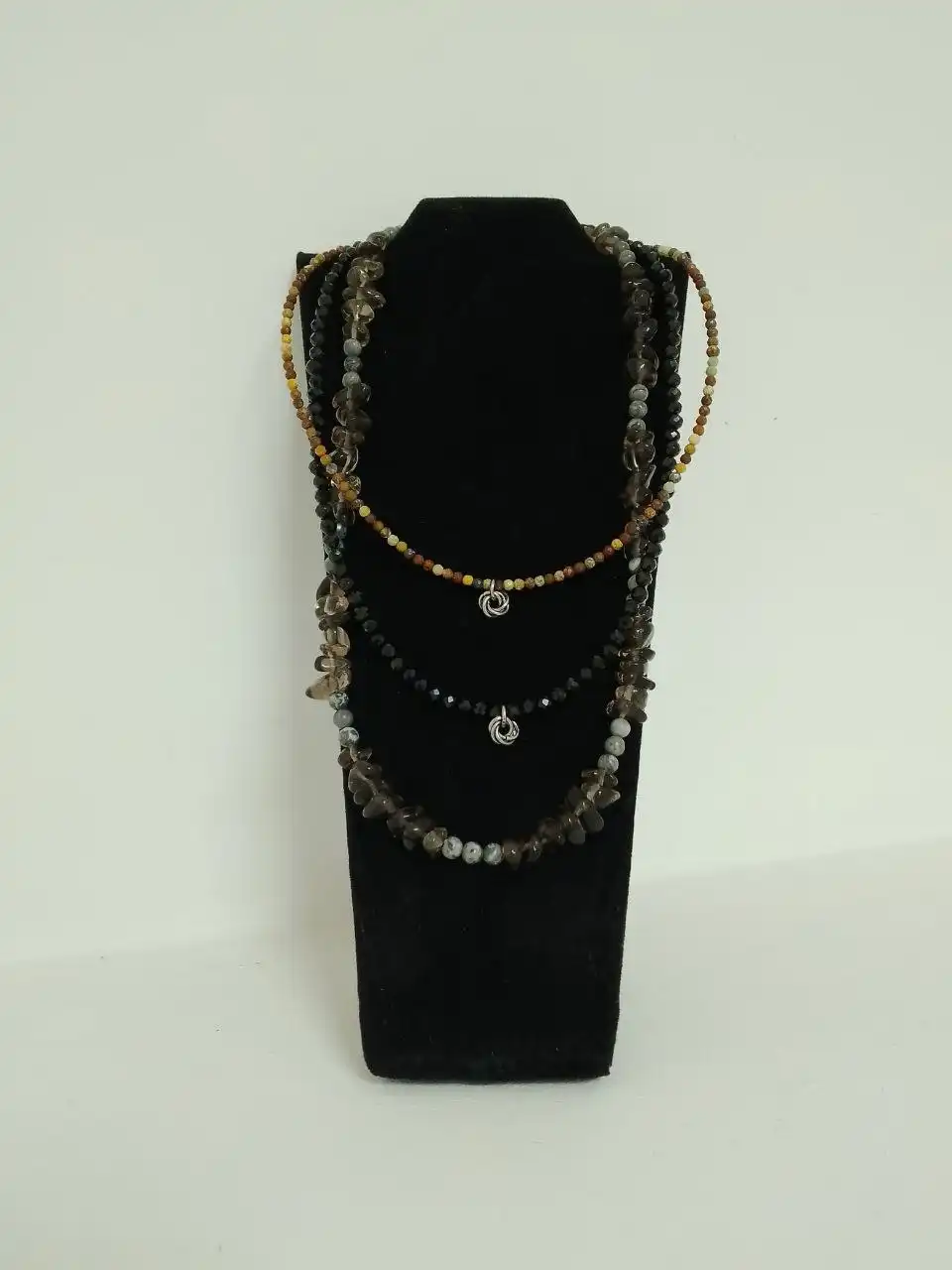 Чокеры ручной работы из натуральных камней