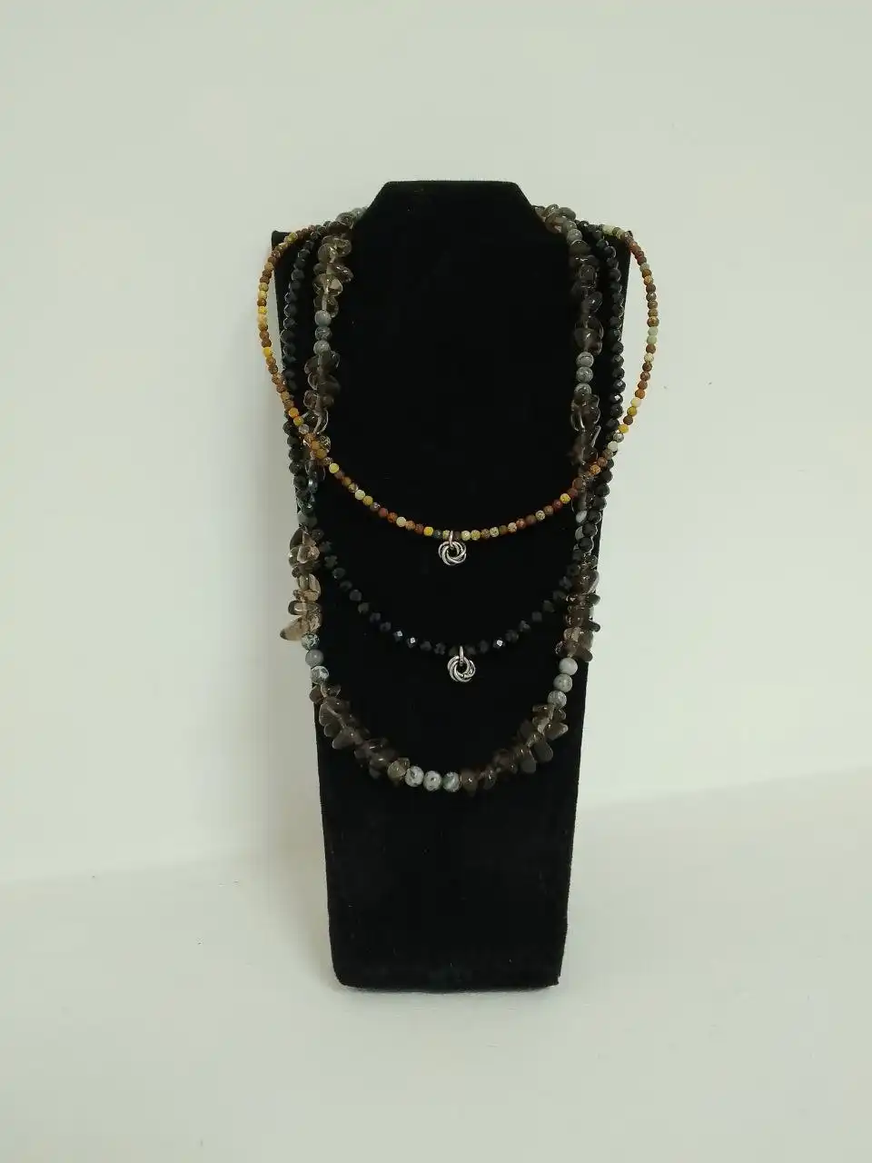 Ручные чокеры с натуральными камнями и подвесками