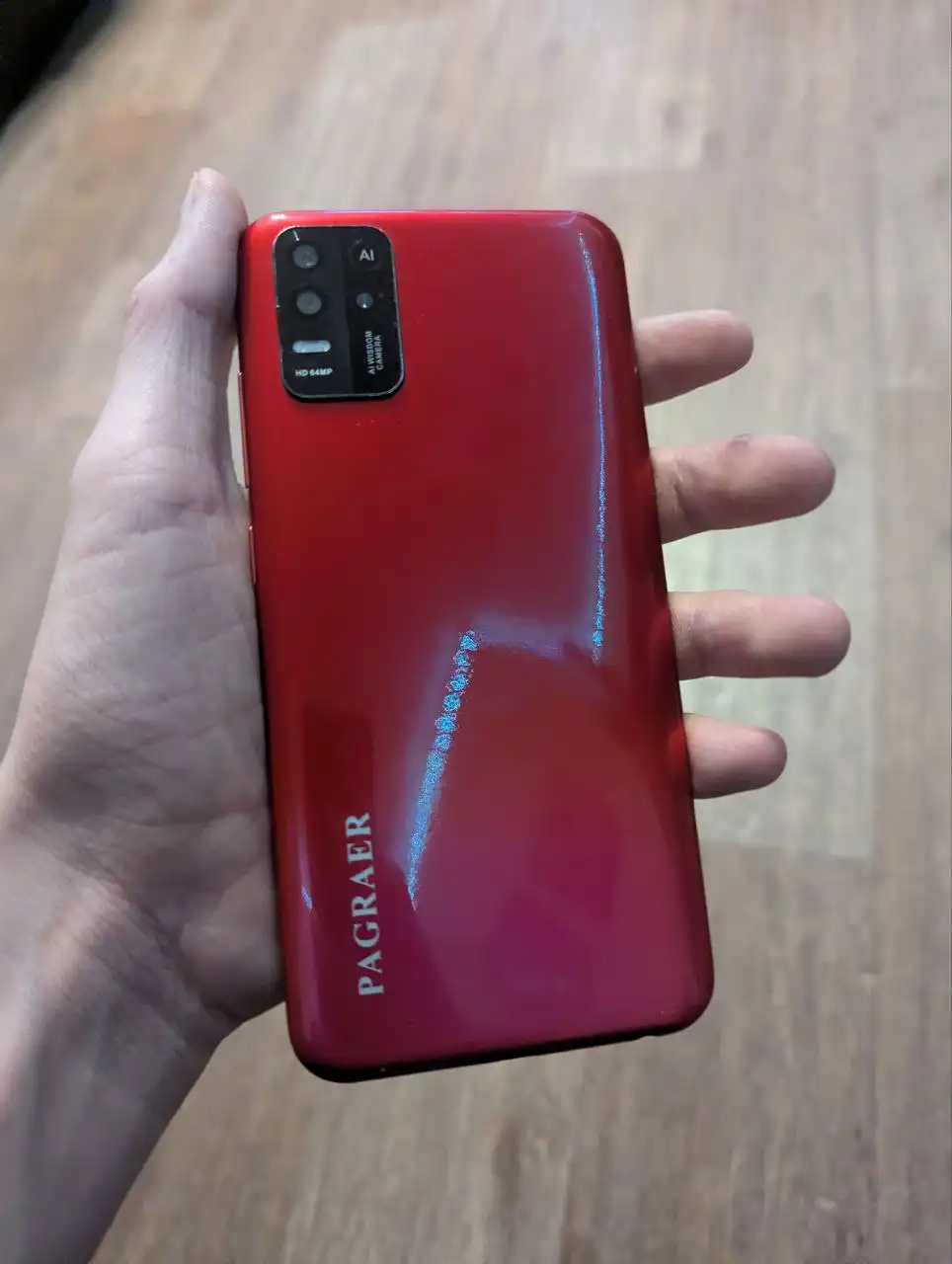 Два телефона Honor и красный на 256 Гб