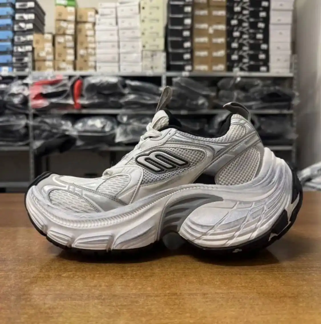 Продажа кроссовок Balenciaga