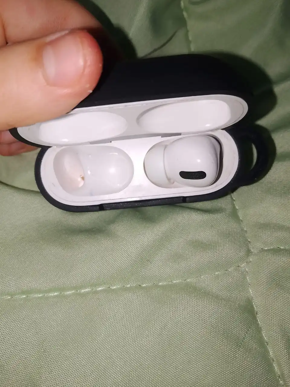 Продажа AirPods Pro с чехлом и зарядкой - Наушники (Электроника) в Рыбинск