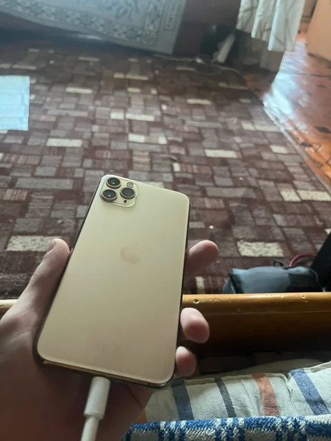 Айфон 11 Про Макс золотистый 64гб на обмен - Компьютерные комплектующие в Рыбинск