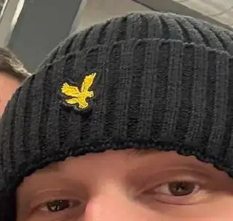 Потеряна шапка Лайв Стол черного цвета с желтым орлом - Потерянные вещи в Рыбинск