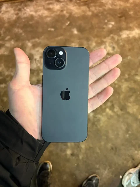 iPhone 15 128gb в отличном состоянии - Наушники в Рыбинск