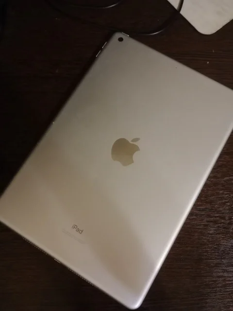 iPad 9 64GB с разбитым экраном - Смартфоны и телефоны в Рыбинск