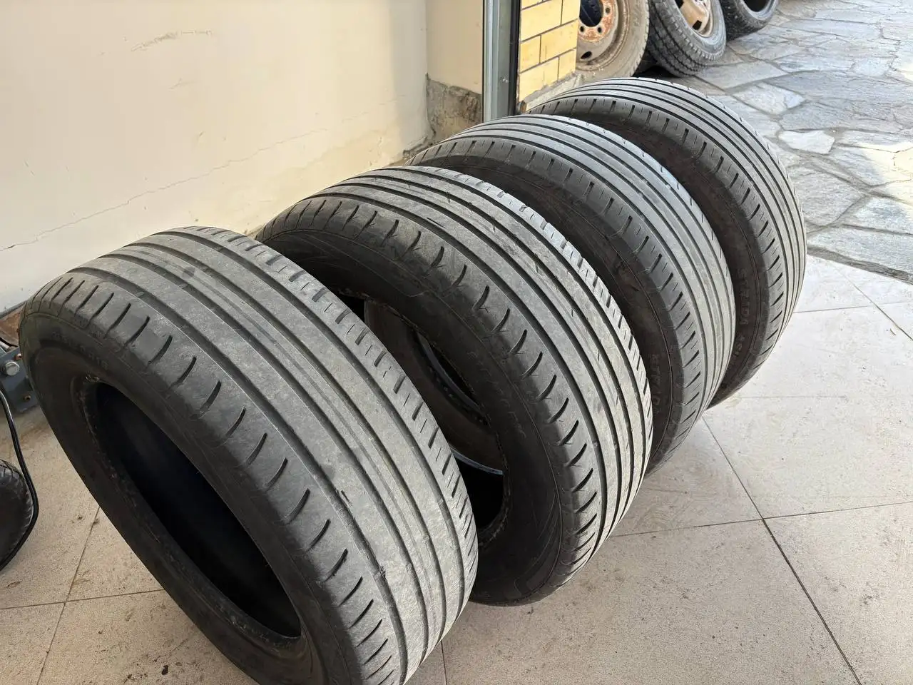 Продам резину лето R16 215/60 для Камри - Шины и диски (Авто) в Тюмень