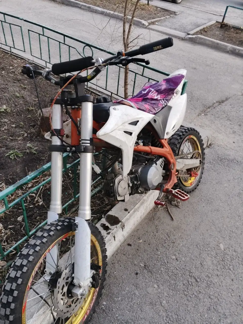 Продажа велосипеда с повреждённой покрышкой - Велосипеды (Хобби и отдых) в Тюмень