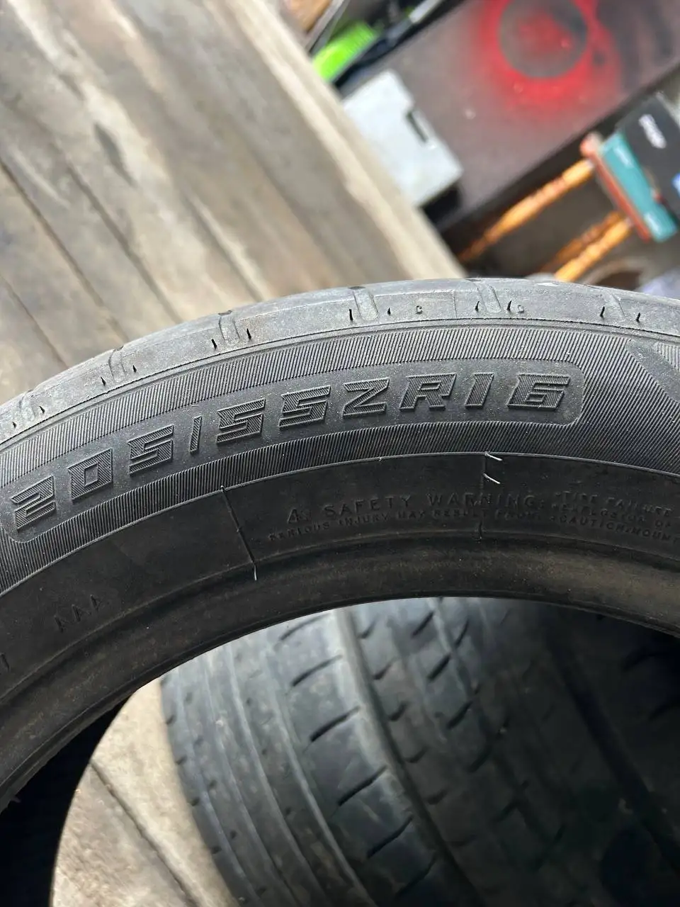 Комплект шин 185/65/15 и 3 покрышки 205/55/16 - Шины и диски (Авто) в Тюмень