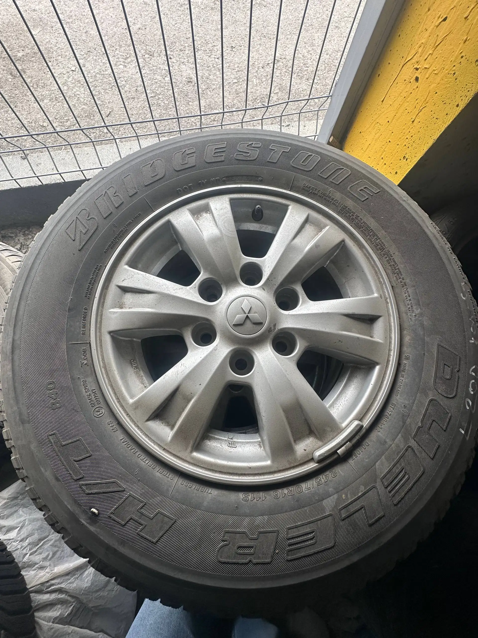 Колеса Mitsubishi L200 Bridgestone Dueler H/T - Запчасти (Авто) в Тюмень