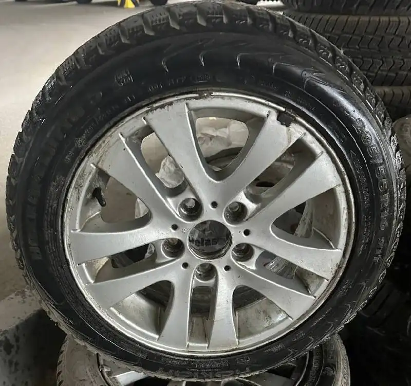 Колеса БМВ Е90 205/55/16R 2015 года на зимней резине - Запчасти (Авто) в Тюмень