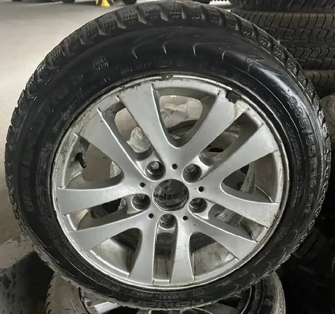 Колеса БМВ Е90 205/55/16R 2015 года на зимней резине - Мотоциклы и скутеры в Тюмень