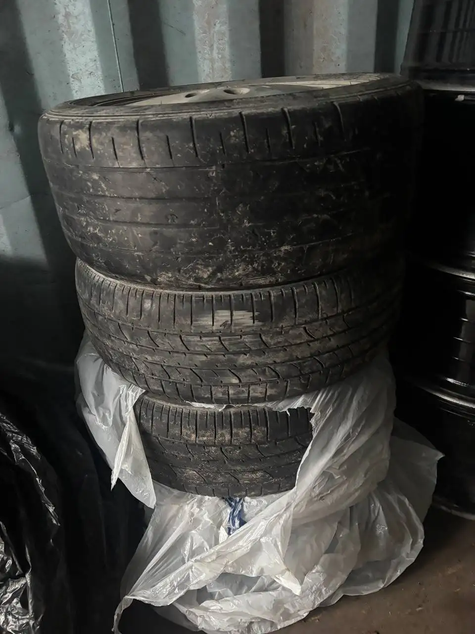 Продам комплект шин 225/40 R16 - Шины и диски (Авто) в Тюмень