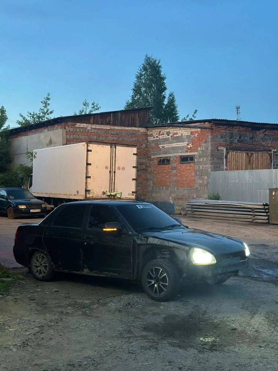 Черная и Белая Mazda - Легковые автомобили (Авто) в Тюмень