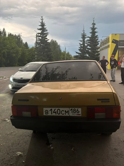 ВАЗ 21099 Золотая - Toyota Camry в Тюмень