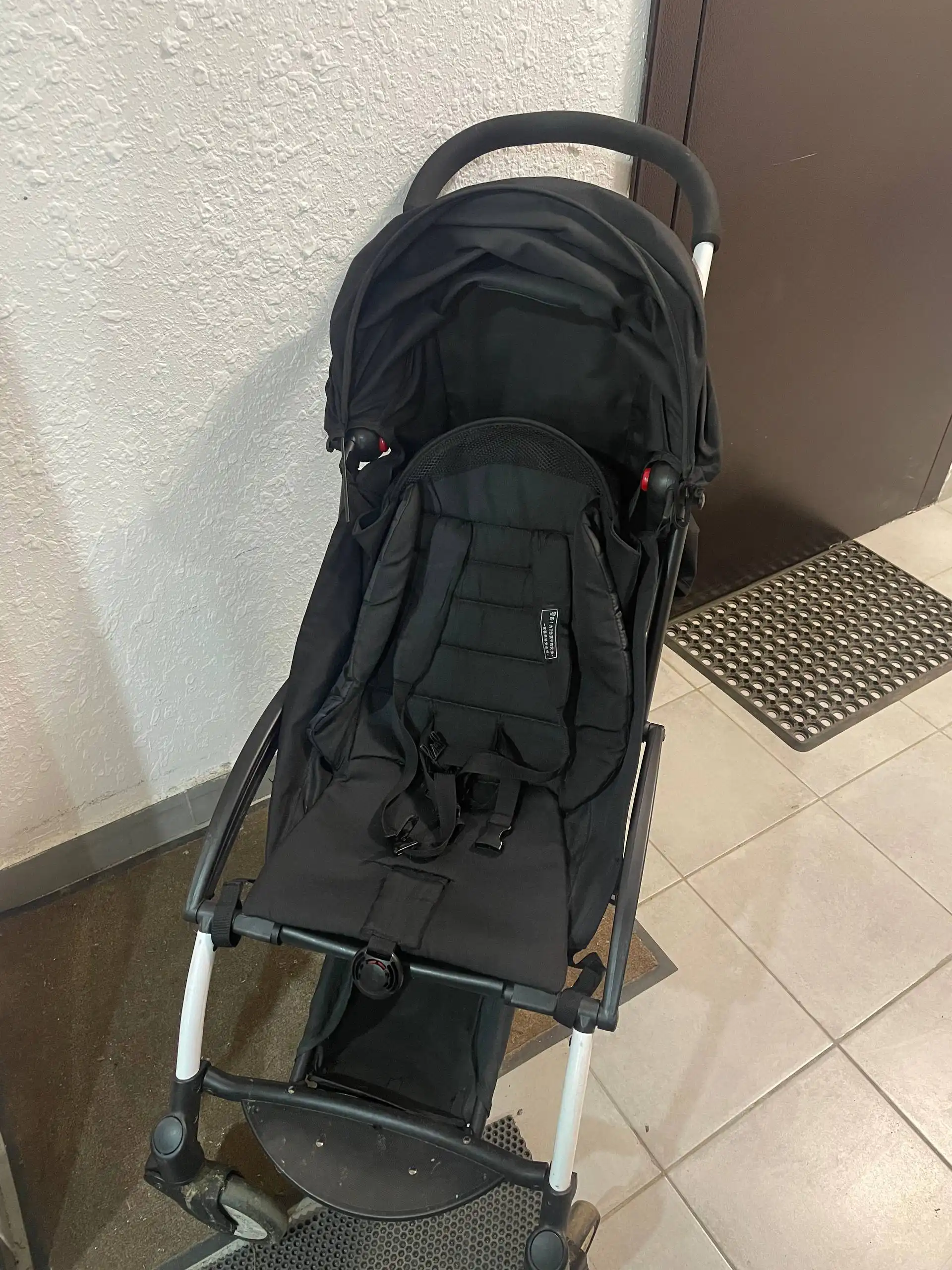 Коляска Yoya с поломанной ручкой