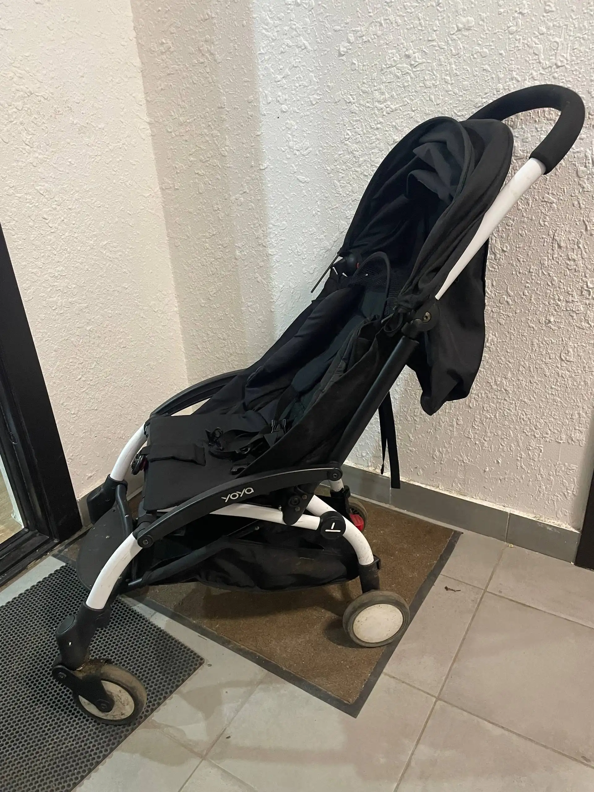 Коляска Yoya с поломанной ручкой