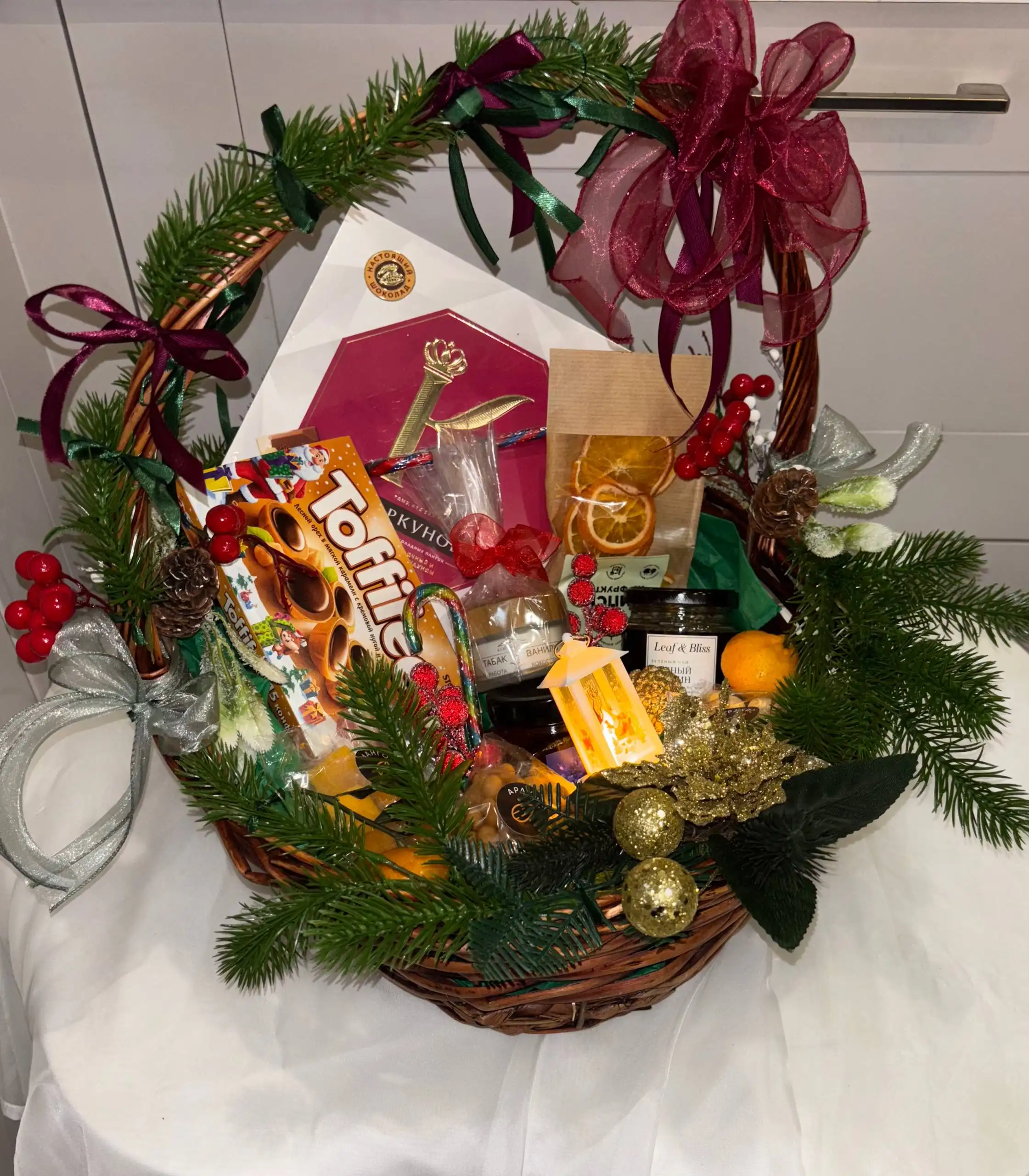Новогодние корзины со сладостями и подарками