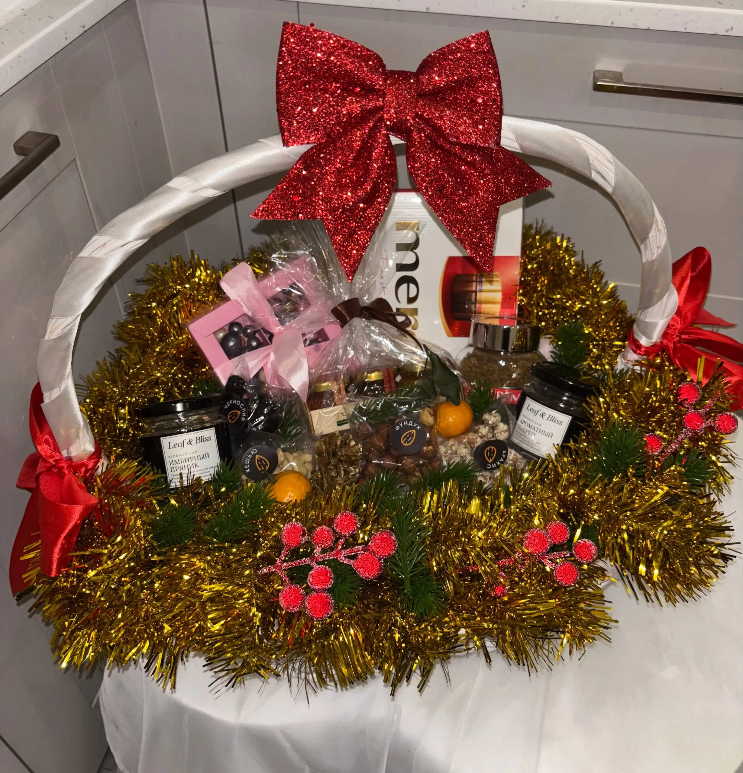 Новогодние корзины со сладостями и подарками