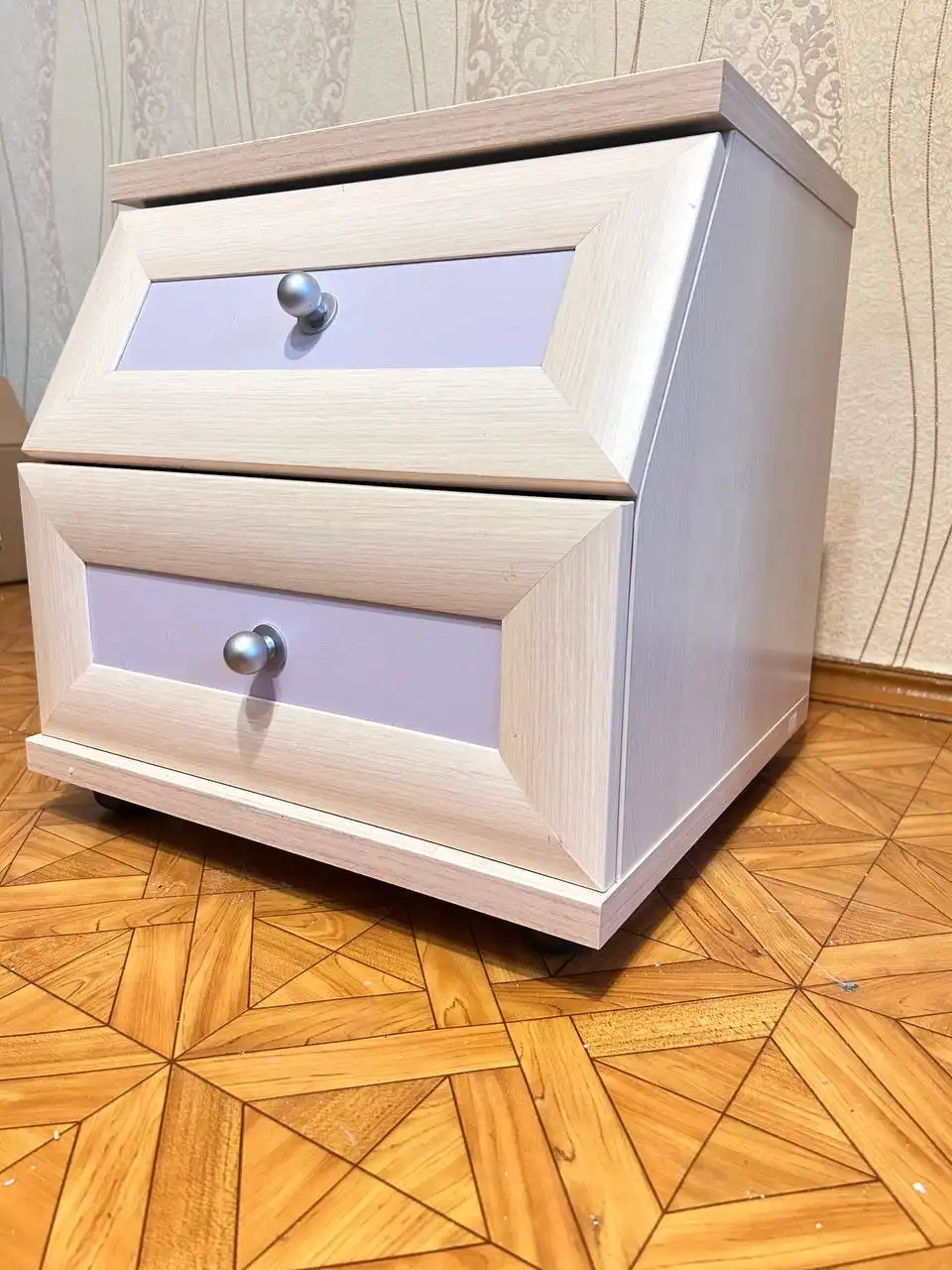 Тумбочка из качественного материала