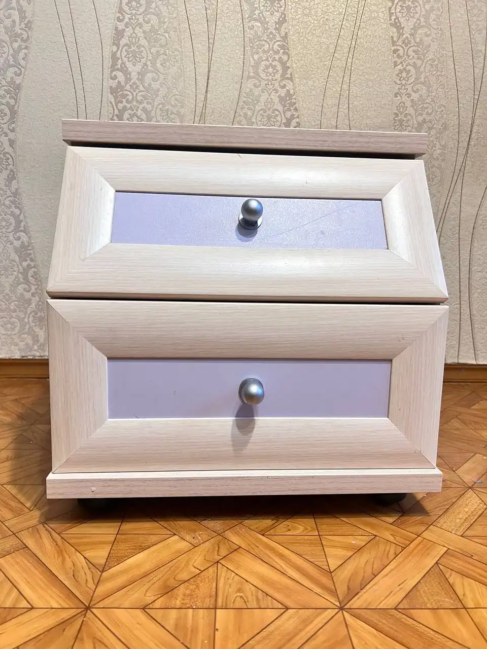 Тумбочка из качественного материала