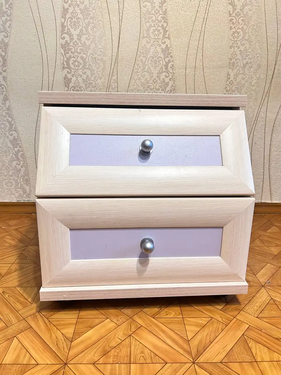 Тумбочка из качественного материала