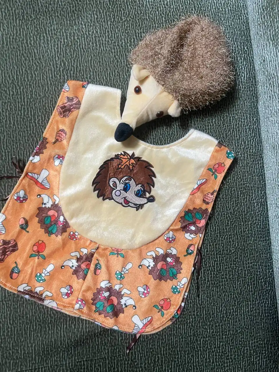 Новогодние костюмы: кот пират, еж, кузнечик