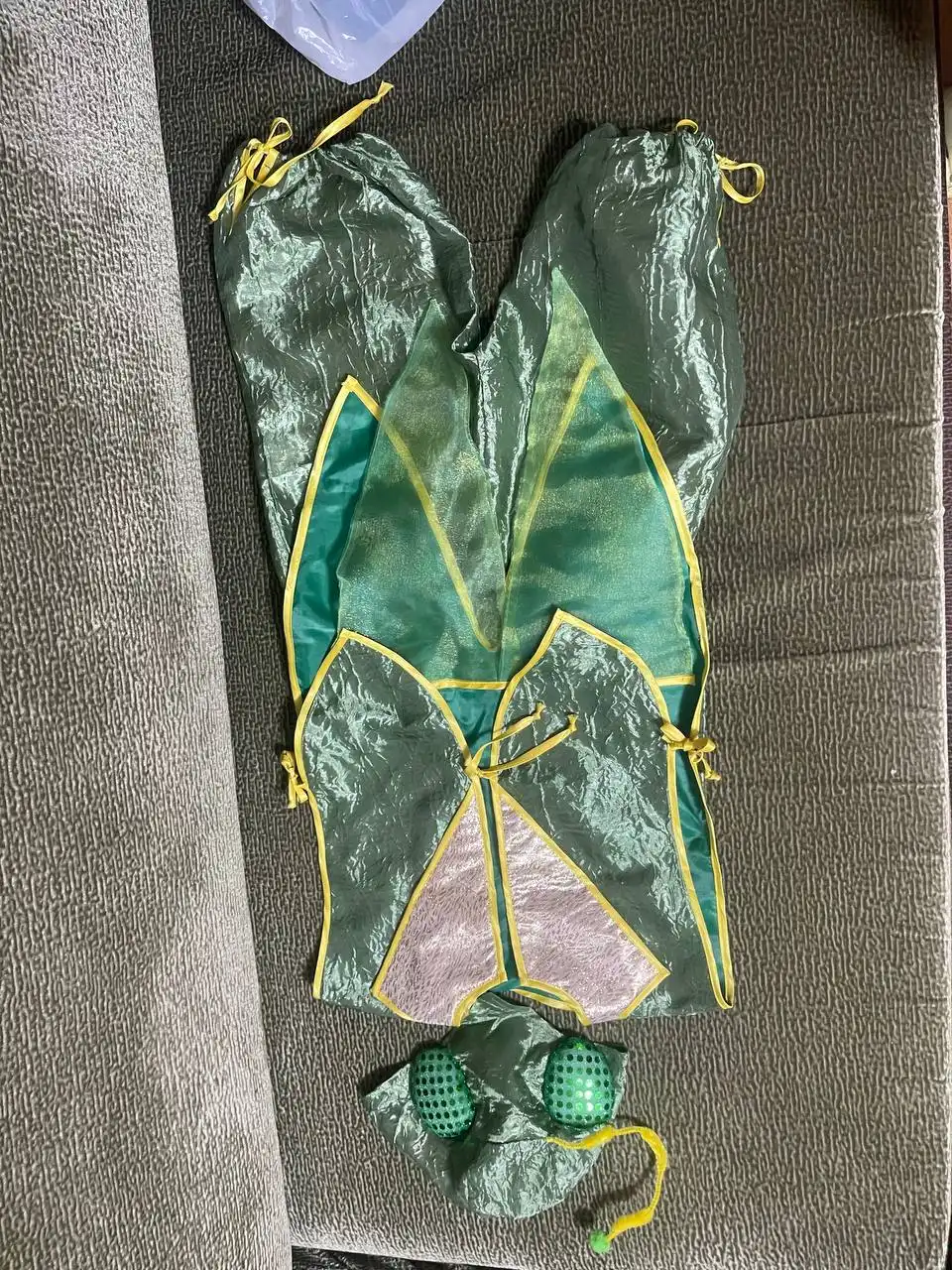 Новогодние костюмы: кот пират, еж, кузнечик