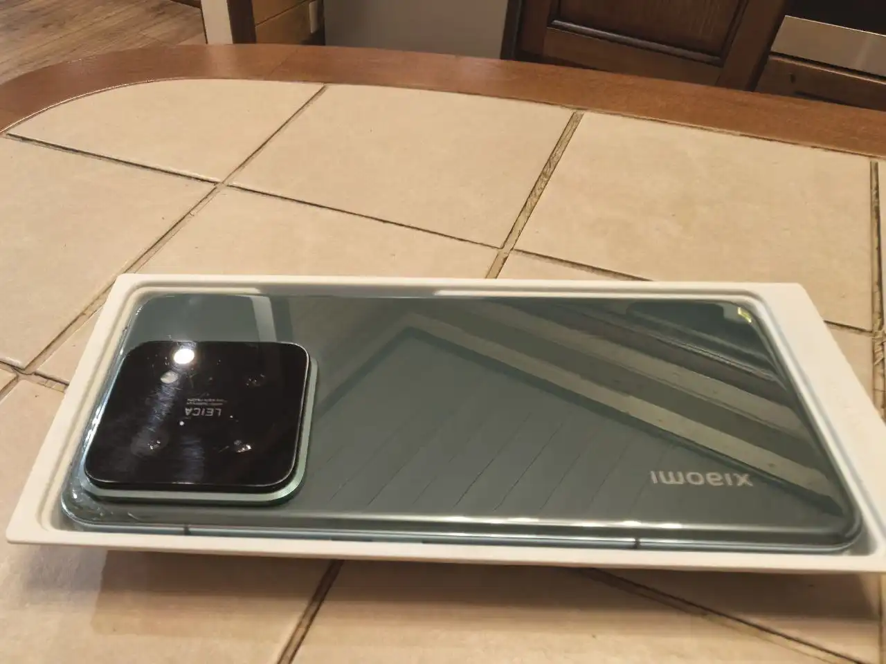 Продам Xiaomi 14 256gb с разбитым задним стеклом