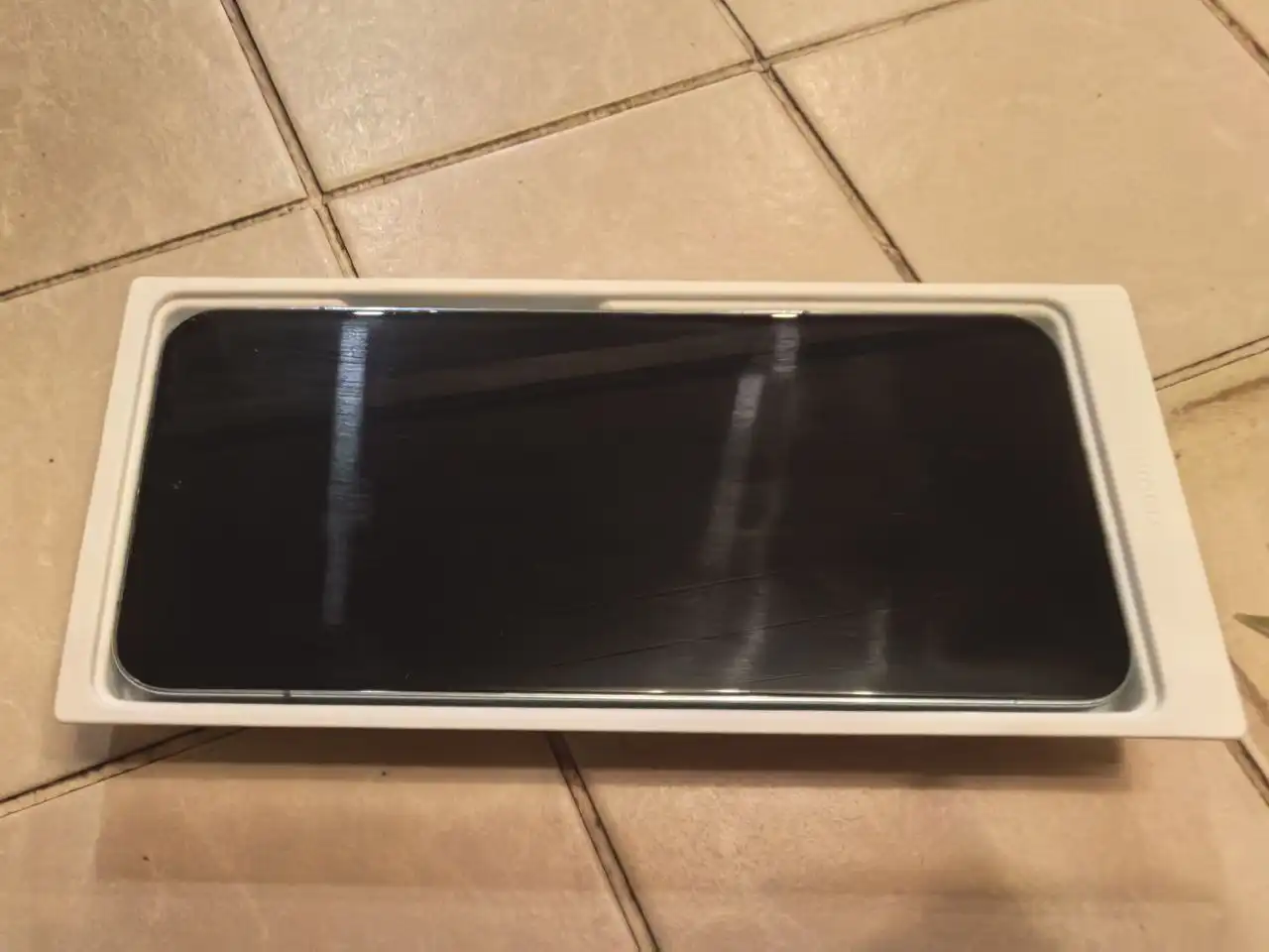 Продам Xiaomi 14 256gb с разбитым задним стеклом