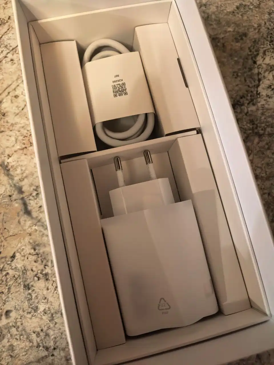 Продам Xiaomi 14 256gb с разбитым задним стеклом