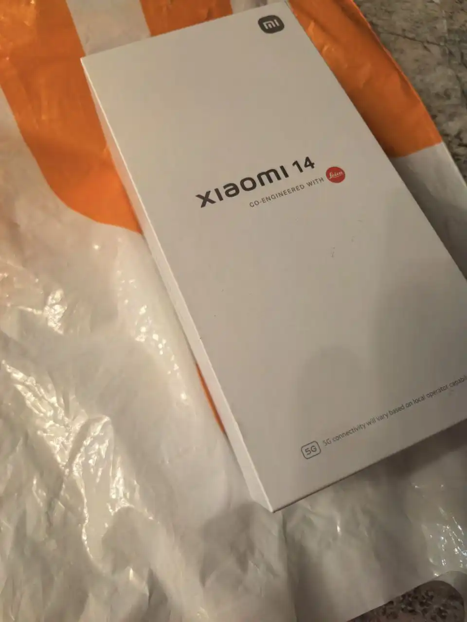 Продам Xiaomi 14 256gb с разбитым задним стеклом