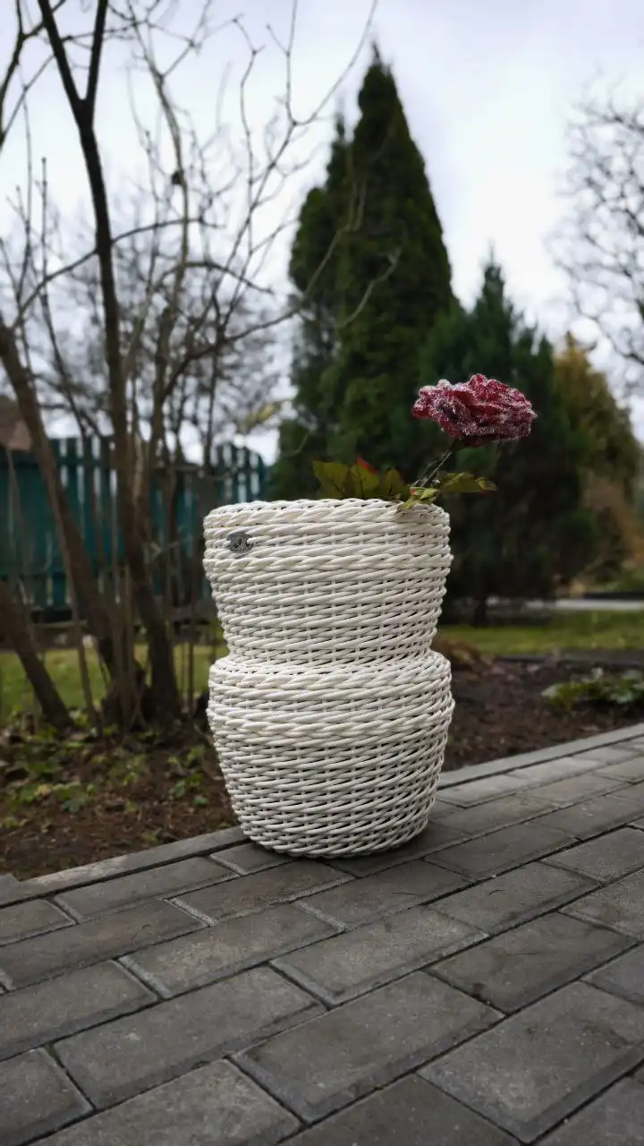 Плетение кашпо из полиротанга для растений