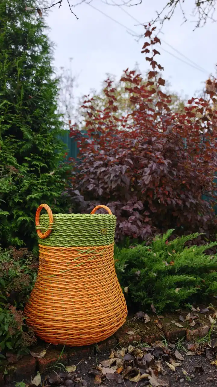 Плетение кашпо из полиротанга для растений