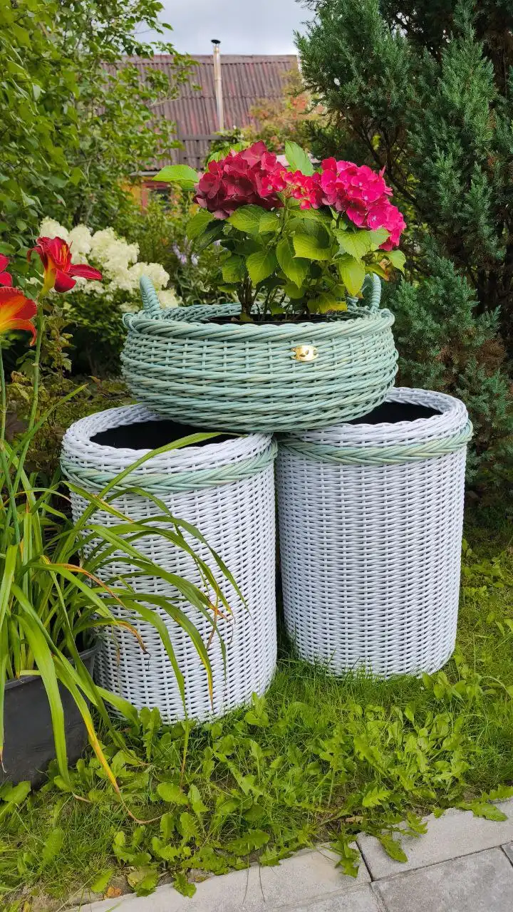Плетение кашпо из полиротанга для растений