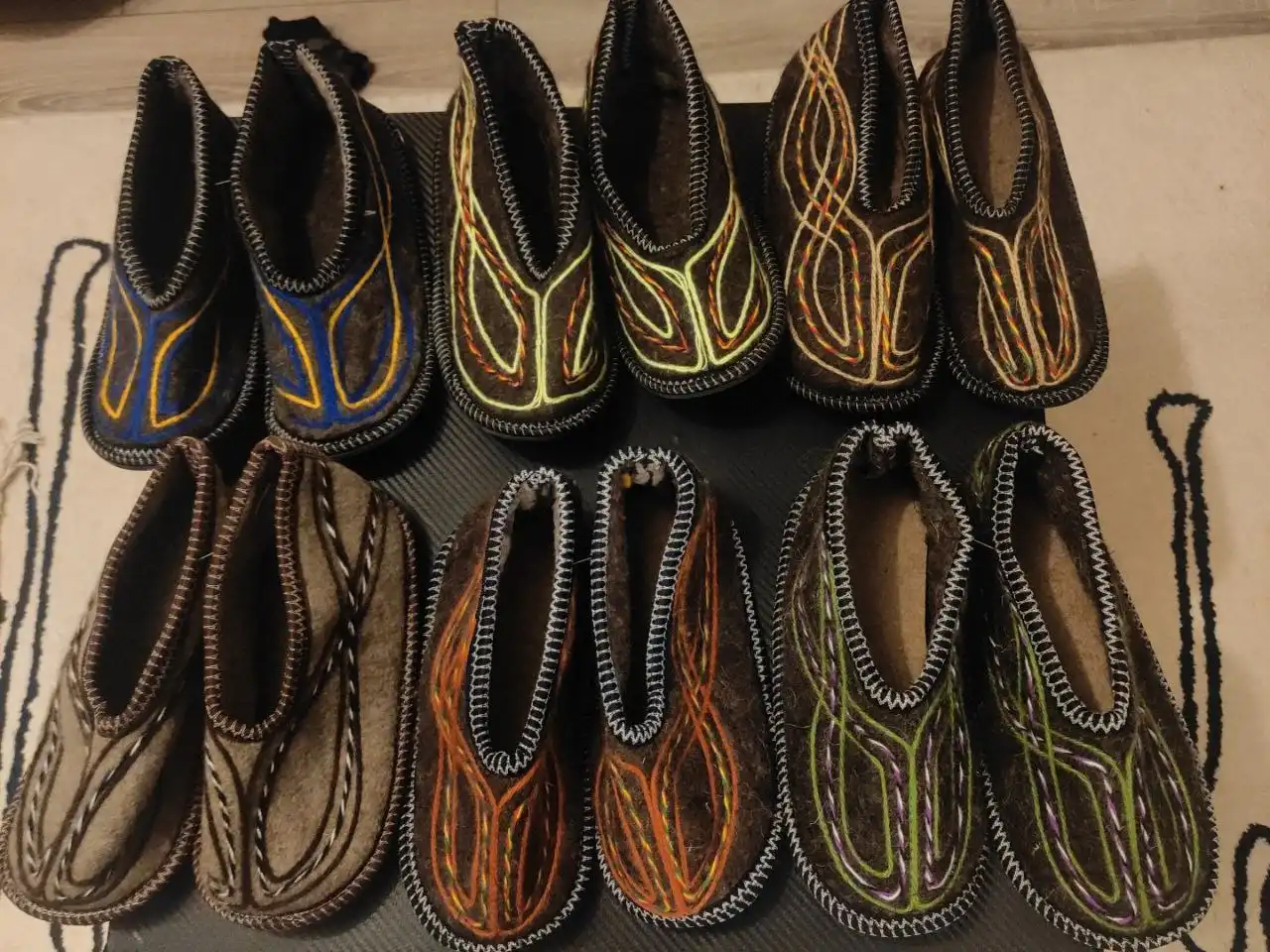 Продажа тапочек Чуни ручной работы из натуральной овечьей шерсти