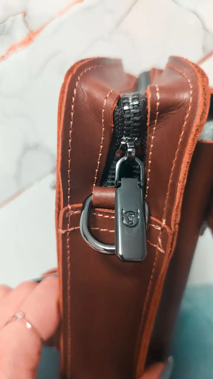 Сумка из коровьей кожи на пояс под документы и телефон