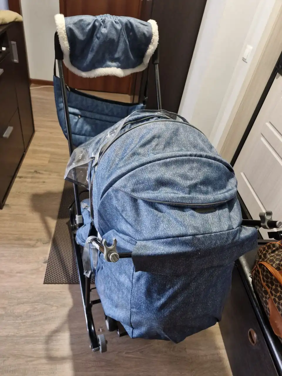 Санки на колесиках с аксессуарами