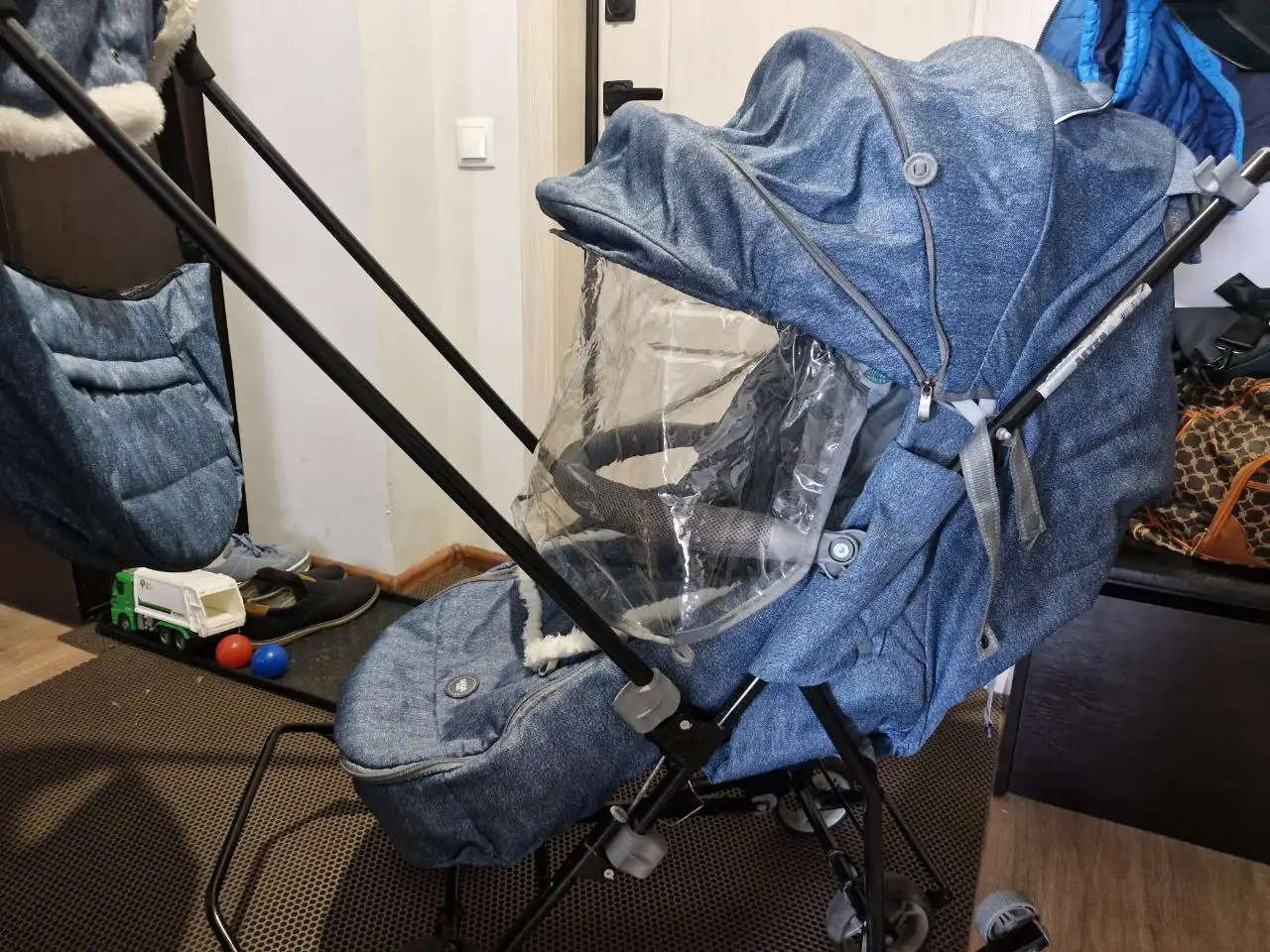 Санки на колесиках с аксессуарами