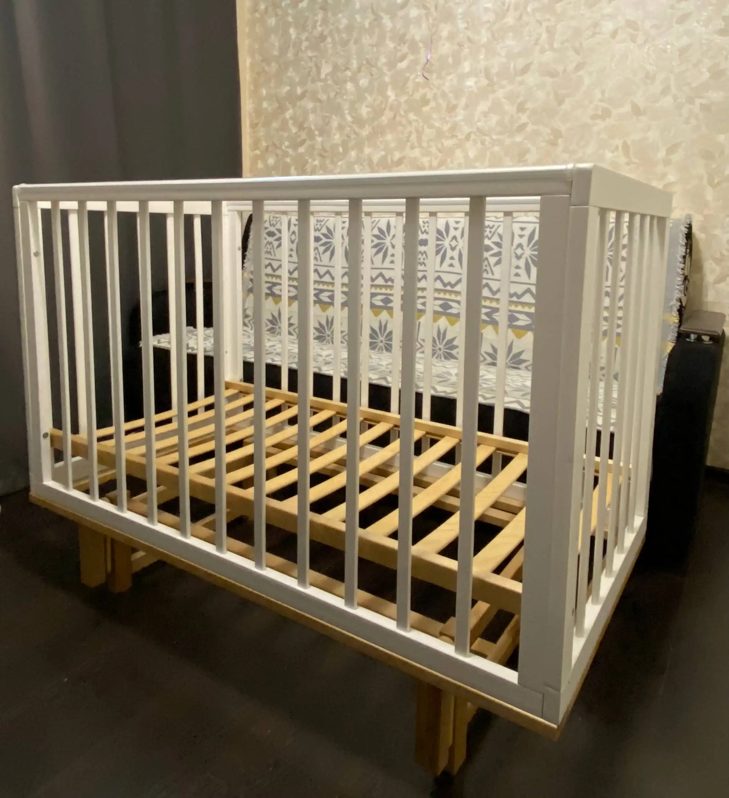 Детская кроватка с маятником из массива березы